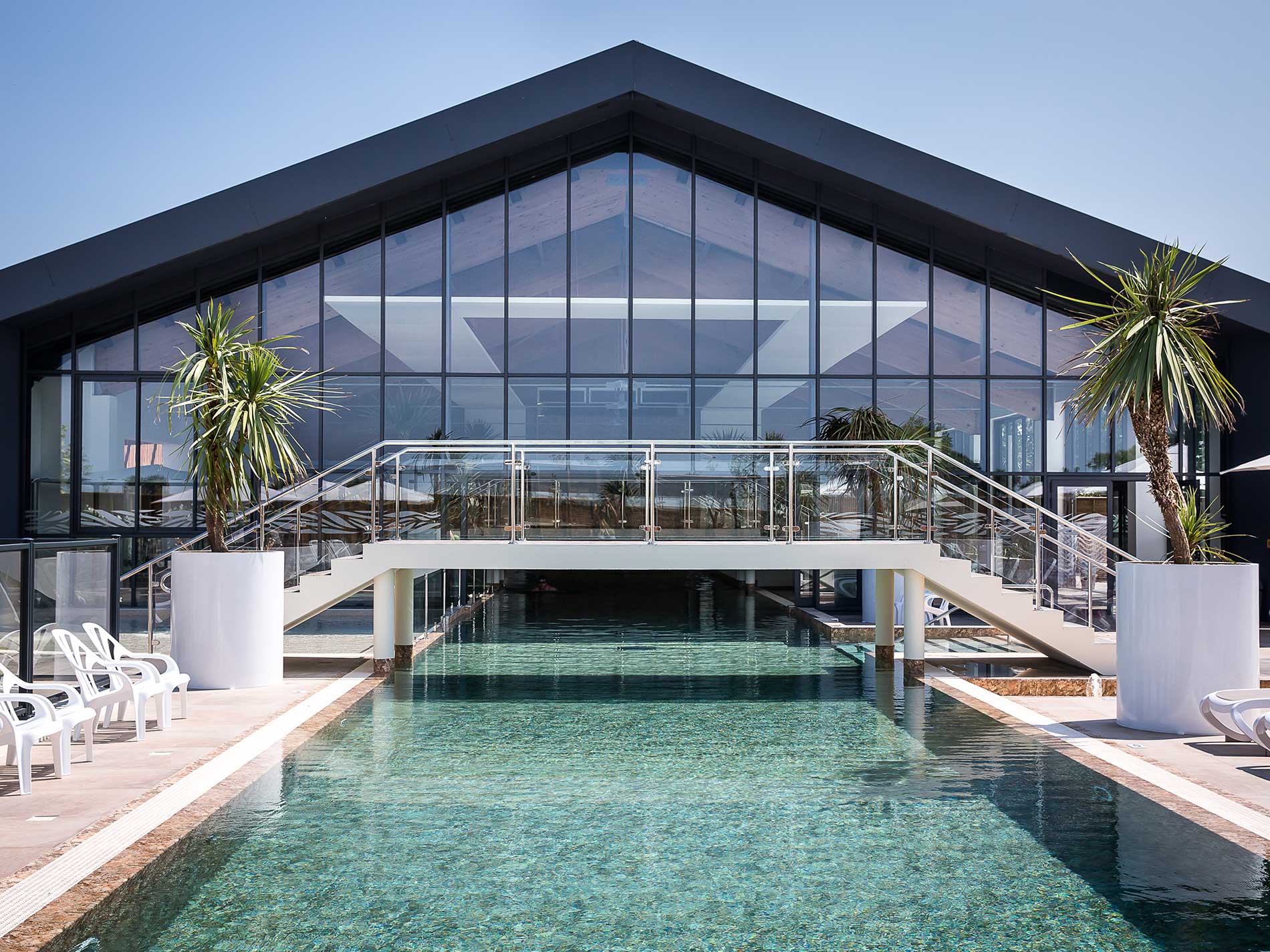 Piscine extérieure quartier nature et sens - camping le Pin Parasol