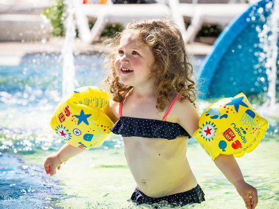 Enfant dans la pataugeoire - camping le Pin Parasol